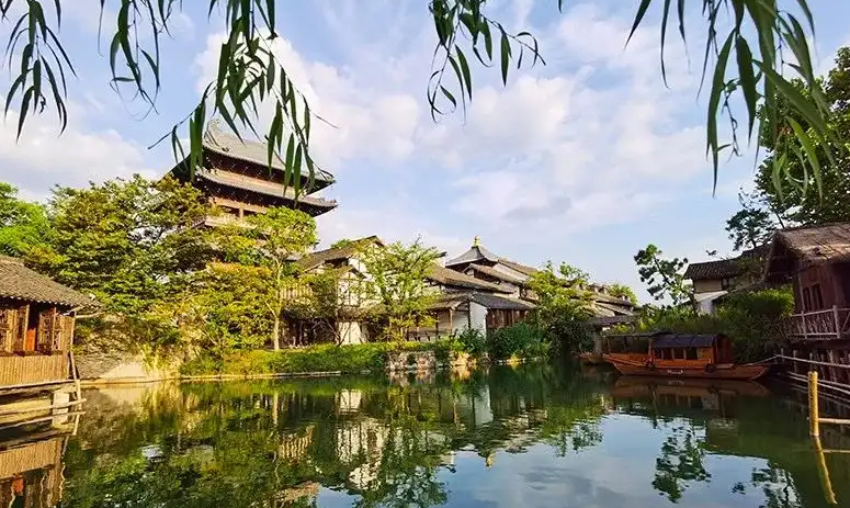 【機加酒．潮玩江南５日】濮院時尚古鎮、漢服體驗【含妝髮】、贈下午茶、搖櫓船、特色晚餐 5 天